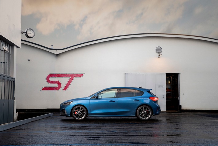 Exklusiver Vorgeschmack: Die Besucher der diesjährigen Emmes können den neuen Ford Focus ST schon mal bewundern. Zu den Händlern kommt das neue Performance-Modell erst im Sommer. / Ford-Werke unterstützen Saarlouiser Woche und präsentieren neue Ford Focus-Modelle / Weiterer Text über ots und www.presseportal.de/nr/6955 / Die Verwendung dieses Bildes ist für redaktionelle Zwecke honorarfrei. Veröffentlichung bitte unter Quellenangabe: „obs/Ford-Werke GmbH/Charlie Magee“