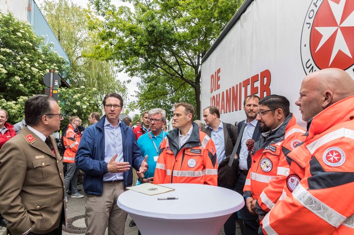 Berlin, Johanniter Unfallhilfe, Tag der Johanniter, Bundesverkehrsminister Andreas Scheuer besucht die Johanniter, Aktion Abbiegeassistent, Johanniter werden Sicherheitspartner / Johanniter-Unfall-Hilfe wird Sicherheitspartner der „Aktion Abbiegeassistent“ von Bundesminister Andreas Scheuer / Weiterer Text über ots und www.presseportal.de/nr/14240 / Die Verwendung dieses Bildes ist für redaktionelle Zwecke honorarfrei. Veröffentlichung bitte unter Quellenangabe: „obs/Johanniter Unfall Hilfe e.V./Paul Hahn“