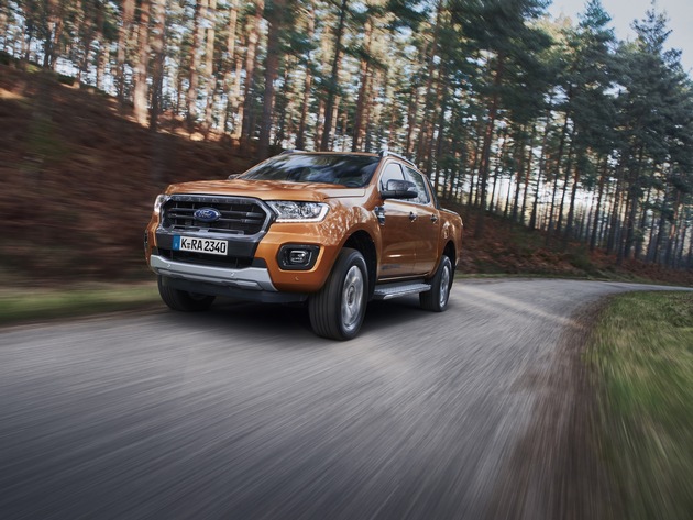 Vorhang auf für den neuen Ford Ranger: Die jüngste Generation von Europas Besteller im Pick-up-Segment überzeugt mit noch kraftvolleren und zugleich sparsameren Motoren, höherer Qualität sowie hochmodernen Fahrer-Assistenzsystemen. Das umfangreich aufgefrischte Modell ist ab sofort bestellbar und wird in Deutschland ab Mitte 2019 ausgeliefert (Einstiegspreis: 27.825 Euro netto beziehungsweise 33.112 Euro brutto). Die Neuauflage des ebenso attraktiven wie vielseitigen Pritschenwagens punktet in Deutschland mit serienmäßig zuschaltbarem Allradantrieb mit elektronischer Übersetzungswahl und ist erstmals mit den fortschrittlichen 2,0-Liter-EcoBlue-Turbodieseln erhältlich. Weiterer Text über ots und www.presseportal.de/nr/6955 / Die Verwendung dieses Bildes ist für redaktionelle Zwecke honorarfrei. Veröffentlichung bitte unter Quellenangabe: „obs/Ford-Werke GmbH“