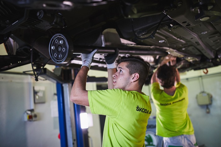 In der unternehmenseigenen SKODA Berufsschule bietet der tschechische Automobilhersteller aktuell 13 Studiengänge an, die sich durch hohe Qualität der Berufsausbildung und starken Praxisbezug auszeichnen. Weiterer Text über ots und www.presseportal.de/nr/28249 / Die Verwendung dieses Bildes ist für redaktionelle Zwecke honorarfrei. Veröffentlichung bitte unter Quellenangabe: „obs/Skoda Auto Deutschland GmbH“