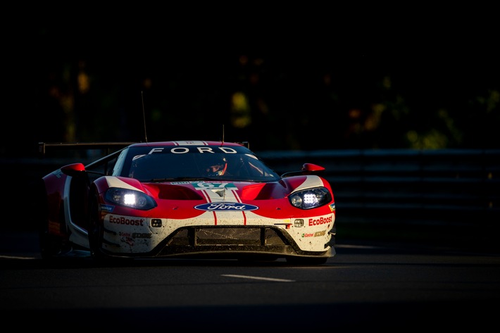 Ford geht aus GTE-Startreihe eins ins 24-Stunden-Abenteuer von Le Mans: Die vier Werksautos von Ford Chip Ganassi Racing setzten im Qualifying die zweit-, sechst-, neunt- und zehntschnellste Zeit der LM GTE Pro-Kategorie. Startplatz zwei für den Ford GT mit der Startnummer 67 von Harry Tincknell, Andy Priaulx und Jonathan Bomarito. Weiterer Text über ots und www.presseportal.de/nr/6955 / Die Verwendung dieses Bildes ist für redaktionelle Zwecke honorarfrei. Veröffentlichung bitte unter Quellenangabe: “obs/Ford-Werke GmbH/Ford CGR”