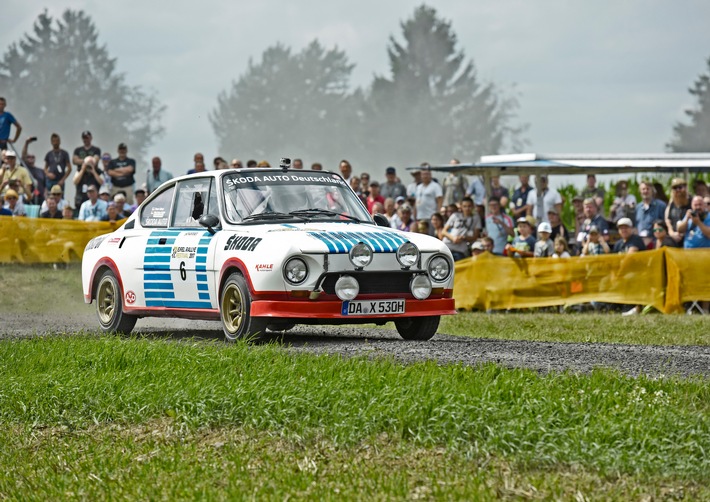 Matthiash Kahle heizt dem Publikum des Eifel Rallye Festivals am Steuer des SKODA 130 RS ein. Der Hecktriebler zählt zu den erfolgreichsten Modellen in der 118-jährigen Motorsporthistorie des Herstellers. Weiterer Text über ots und www.presseportal.de/nr/28249 / Die Verwendung dieses Bildes ist für redaktionelle Zwecke honorarfrei. Veröffentlichung bitte unter Quellenangabe: “obs/Skoda Auto Deutschland GmbH”