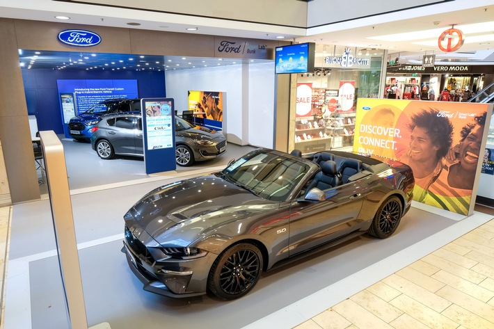 In Zusammenarbeit mit dem Autohaus Bunk werden in der Europa-Galerie in Saarbrücken neue Möglichkeiten zum Kauf von Autos getestet / Das Ford Smart Lab in der Europa-Galerie in Saarbrücken / Foto: © Ford / Weiterer Text über ots und www.presseportal.de/nr/6955 / Die Verwendung dieses Bildes ist für redaktionelle Zwecke honorarfrei. Veröffentlichung bitte unter Quellenangabe: “obs/Ford-Werke GmbH; FRIEDRICH STARK”