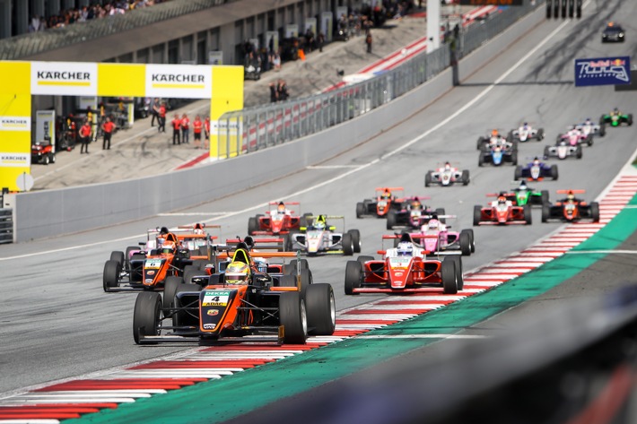 Niklas Krütten (#4) liegt an der Tabellenspitze der ADAC Formel 4, 4. + 6. Lauf Red Bull Ring 2019Bild frei zur redaktionellen Nutzung. Weiterer Text über ots und www.presseportal.de/nr/7849 / Die Verwendung dieses Bildes ist für redaktionelle Zwecke honorarfrei. Veröffentlichung bitte unter Quellenangabe: “obs/ADAC/Tim Upietz”