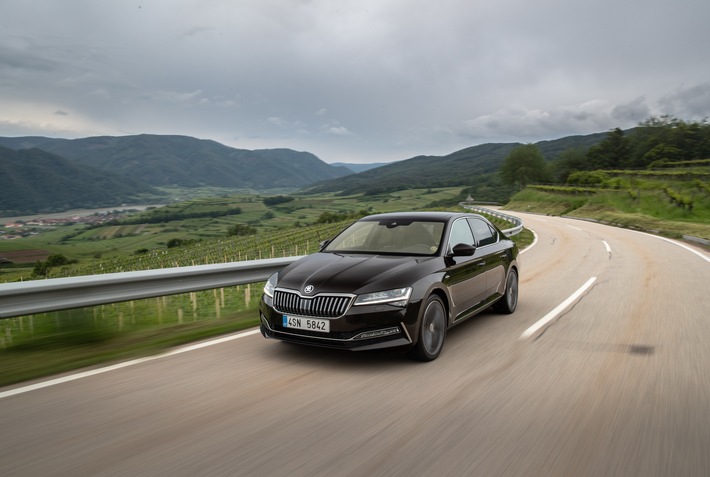 1,5 TSI ACT 110 kW (150 PS): Neuer Einstiegsmotor im überarbeiteten SKODA SUPERB: In Kombination mit dem 1,5 TSI ACT 110 kW (150 PS) ist der SUPERB ab 28.850 Euro erhältlich. Der Einstiegspreis des überarbeiteten SUPERB COMBI liegt bei 29.850 Euro. Weiterer Text über ots und www.presseportal.de/nr/28249 / Die Verwendung dieses Bildes ist für redaktionelle Zwecke honorarfrei. Veröffentlichung bitte unter Quellenangabe: “obs/Skoda Auto Deutschland GmbH”