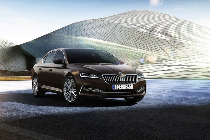 SKODA SUPERB mit noch mehr Sicherheit und frischem Design – erstmals auch als SCOUT