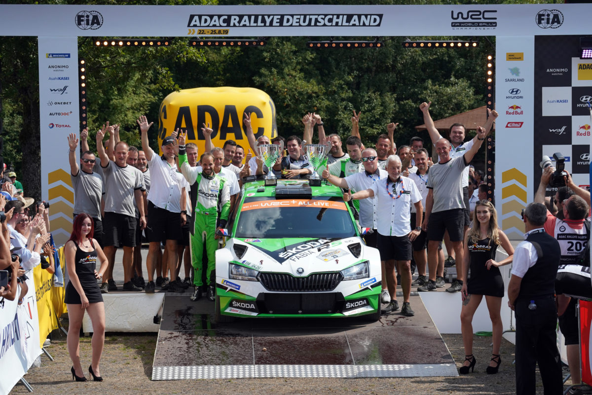 Das SKODA Werksteam Jan Kopecký/Pavel Dresler gewann im SKODA FABIA R5 evo die WRC 2 Pro-Kategorie bei der ADAC Rallye Deutschland, dem zehnten Lauf zur FIA Rallye-Weltmeisterschaft. Weiterer Text über ots und www.presseportal.de/nr/28249 / Die Verwendung dieses Bildes ist für redaktionelle Zwecke honorarfrei. Veröffentlichung bitte unter Quellenangabe: “obs/Skoda Auto Deutschland GmbH”