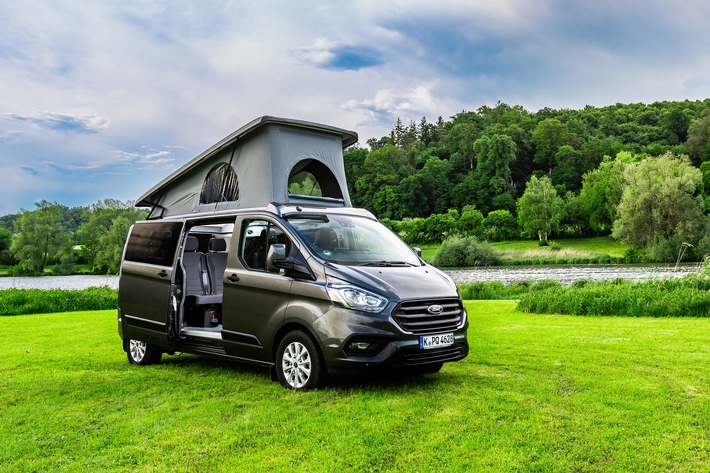 Big Nugget und Flexibus – Ford präsentiert zwei Weltpremieren auf dem Caravan Salon / Der neue Flexibus feiert auf dem Caravan Salon 2019 seine Weltpremiere und ist ab sofort bestellbar. Es handelt sich dabei um eine weitere Umbaulösung der Sortimo Speedwave GmbH. Durch die Wahl des Ford Transit Custom Kombi-Pkw in zwei Radständen als Flexibus-Basisfahrzeug konnte der Einstieg in das Segment der kompakten Freizeitfahrzeuge preislich attraktiv gestaltet werden, während die Ausstattung genau das hält, was der Name verspricht: Flexibilität pur. Weiterer Text über ots und www.presseportal.de/nr/6955 / Die Verwendung dieses Bildes ist für redaktionelle Zwecke honorarfrei. Veröffentlichung bitte unter Quellenangabe: “obs/Ford-Werke GmbH/Ford / Sortimo”