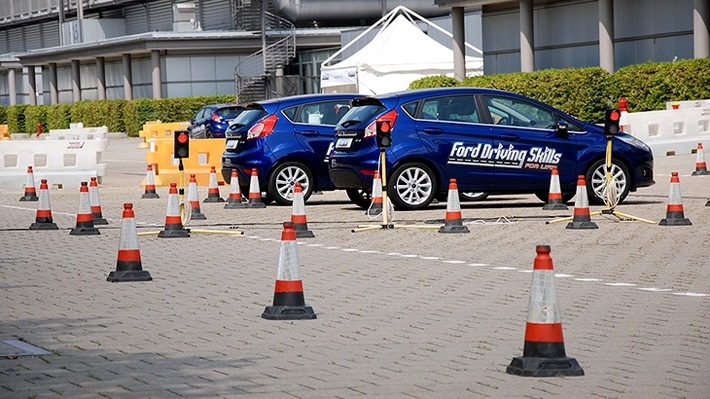 Fahrsicherheitstraining Ford “Vorfahrt für Deine Zukunft” Weiterer Text über ots und www.presseportal.de/nr/6955 / Die Verwendung dieses Bildes ist für redaktionelle Zwecke honorarfrei. Veröffentlichung bitte unter Quellenangabe: “obs/Ford-Werke GmbH”