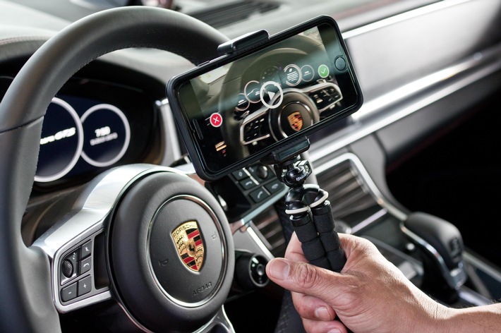 Die CitNOW App im Einsatz beim Porsche Zentrum Niederrhein / Porsche Zentrum Niederrhein arbeitet jetzt mit CitNOW-Videotechnologie / Weiterer Text über ots und www.presseportal.de/nr/126356 / Die Verwendung dieses Bildes ist für redaktionelle Zwecke honorarfrei. Veröffentlichung bitte unter Quellenangabe: “obs/CitNOW Video/CitNOW Video GmbH”