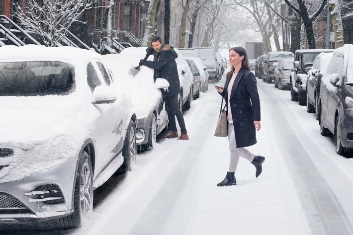 Besitzer einer Eberspächer Fahrzeugheizung starten im Winter mit einem Glücksmoment in den Tag. Weiterer Text über ots und www.presseportal.de/nr/50745 / Die Verwendung dieses Bildes ist für redaktionelle Zwecke honorarfrei. Veröffentlichung bitte unter Quellenangabe: “obs/Eberspächer Gruppe GmbH & Co. KG/Mattias Hamrén”