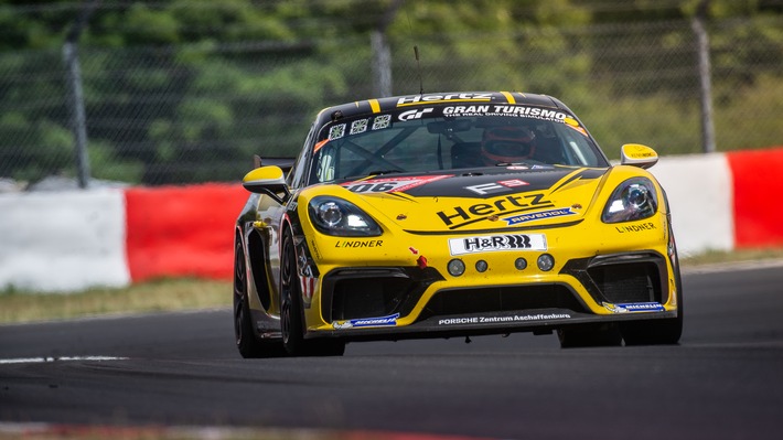 Mit der Hertz Autovermietung live die Rennen der VLN Langstreckenmeisterschaft am Nürburgring erleben / © 1vier.com / Weiterer Text über ots und www.presseportal.de/nr/70292 / Die Verwendung dieses Bildes ist für redaktionelle Zwecke honorarfrei. Veröffentlichung bitte unter Quellenangabe: “obs/Hertz Autovermietung”