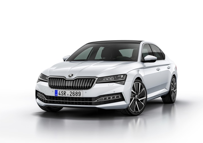 SKODA auf der IAA 2019: Ab Anfang 2020 ist das Flaggschiff SUPERB mit einem Plug-in-Hybridantrieb verfügbar, der einen effizienten Benzinmotor mit einem Elektromotor kombiniert. Weiterer Text über ots und www.presseportal.de/nr/28249 / Die Verwendung dieses Bildes ist für redaktionelle Zwecke honorarfrei. Veröffentlichung bitte unter Quellenangabe: “obs/Skoda Auto Deutschland GmbH”