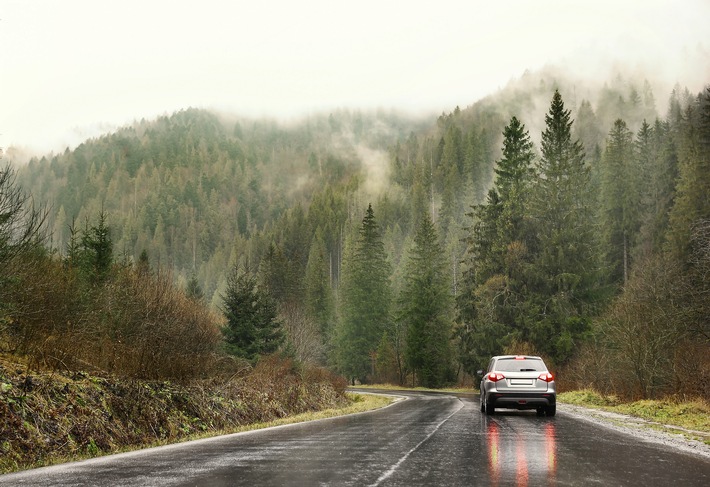 Jetzt das Auto winterfest machen (Fotoquelle: AdobeStock). Weiterer Text über ots und www.presseportal.de/nr/63229 / Die Verwendung dieses Bildes ist für redaktionelle Zwecke honorarfrei. Veröffentlichung bitte unter Quellenangabe: “obs/CosmosDirekt/Africa Studio”