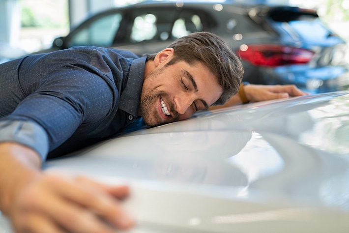 Die Deutschen lieben ihre Autos. Oder? (Fotoquelle: AdobeStock). Weiterer Text über ots und www.presseportal.de/nr/63229 / Die Verwendung dieses Bildes ist für redaktionelle Zwecke honorarfrei. Veröffentlichung bitte unter Quellenangabe: “obs/CosmosDirekt/francescoridolfi.com”