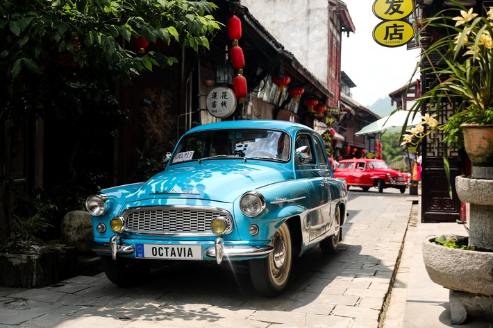 SKODA zeigt historische Fahrzeuge bei Oldtimer-Veranstaltungen in China: Das Thema ,60 Jahre OCTAVIA’ griff SKODA mit einem hellblauen Stufenheckmodell und einem roten Kombi auf. / Weiterer Text über ots und www.presseportal.de/nr/28249 / Die Verwendung dieses Bildes ist für redaktionelle Zwecke honorarfrei. Veröffentlichung bitte unter Quellenangabe: “obs/Skoda Auto Deutschland GmbH”