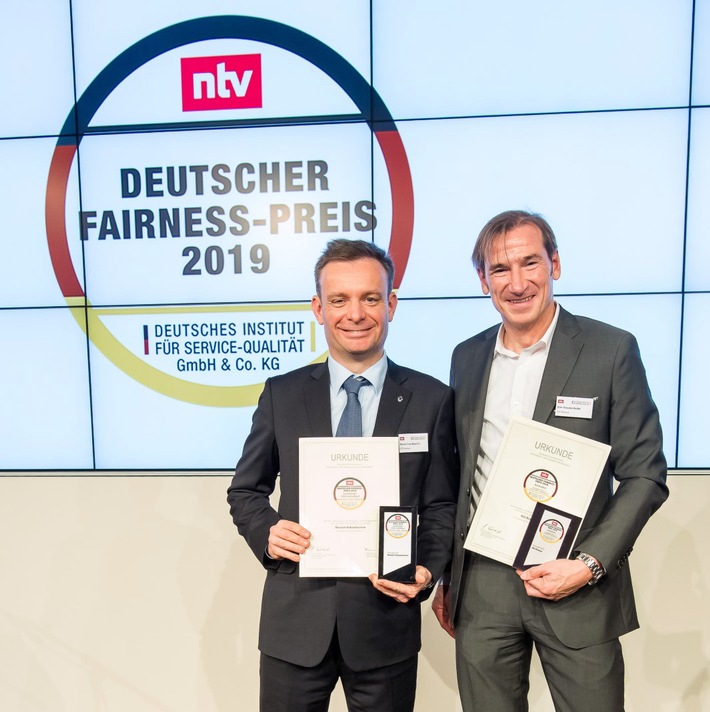 Deutscher Fairness-Preis für die Renault Bank: Generaldirektor Pierre-Yves Beaufils und Dirk Kirschenhofer, Direktor Vertrieb, bei der Preisverleihung am 24. Oktober 2019 in Berlin.Foto: Thomas Ecke / DISQ / n-tv / Weiterer Text über ots und www.presseportal.de/nr/125879 / Die Verwendung dieses Bildes ist für redaktionelle Zwecke honorarfrei. Veröffentlichung bitte unter Quellenangabe: “obs/Renault Bank Geschäftsbereich der RCI Banque S.A. Niederlassung Deutschland/Thomas Ecke / DISQ / n-tv”