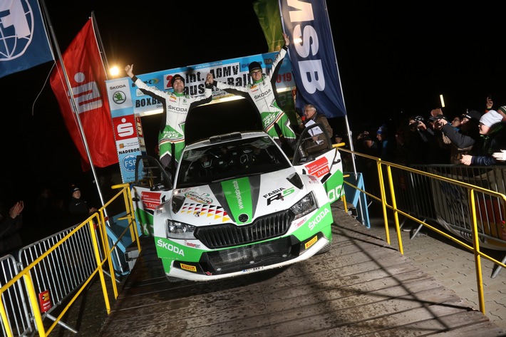 SKODA AUTO Deutschland Pilot Fabian Kreim (D) krönt sich nach 2018 zum zweiten Mal zum König der Lausitz-Rallye – diesmal mit Copilot Tobias Braun (D). Weiterer Text über ots und www.presseportal.de/nr/28249 / Die Verwendung dieses Bildes ist für redaktionelle Zwecke honorarfrei. Veröffentlichung bitte unter Quellenangabe: “obs/Skoda Auto Deutschland GmbH”