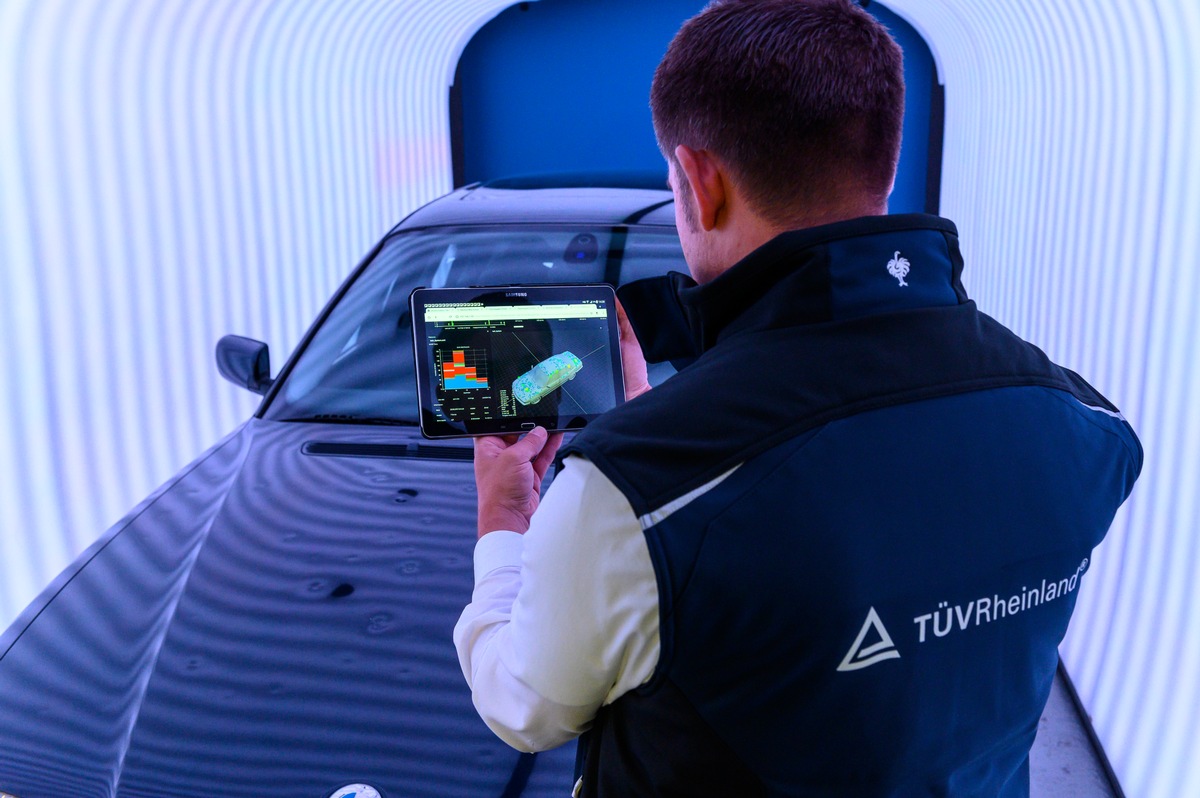 Mobiler Hagelscanner zur Schadenerfassung. Foto: TÜV Rheinland. Weiterer Text über ots und www.presseportal.de/nr/31385 / Die Verwendung dieses Bildes ist für redaktionelle Zwecke honorarfrei. Veröffentlichung bitte unter Quellenangabe: “obs/TÜV Rheinland AG”