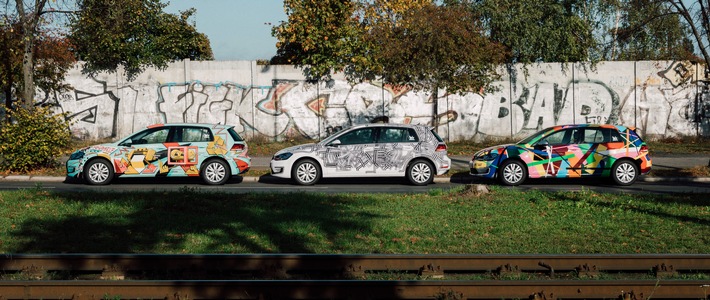 Die WeShare Art Cars zum 30-järigen Jubiläum des Mauerfalls. In der Reihenfolge: “Zukunft”, gestaltet von Vidam Studio, “Freiheit”, gestaltet von Steffen Seeger und “Einheit”, gestaltet von Tape That. Weiterer Text über ots und www.presseportal.de/nr/138021 / Die Verwendung dieses Bildes ist für redaktionelle Zwecke honorarfrei. Veröffentlichung bitte unter Quellenangabe: “obs/UMI Urban Mobility International GmbH/WeShare”