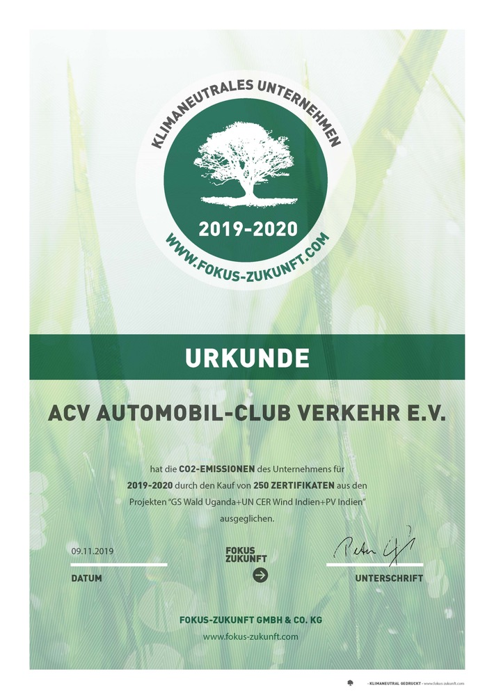 Die Urkunde für den ACV als klimaneutrales Unternehmen. Weiterer Text über ots und www.presseportal.de/nr/116025 / Die Verwendung dieses Bildes ist für redaktionelle Zwecke honorarfrei. Veröffentlichung bitte unter Quellenangabe: “obs/ACV Automobil-Club Verkehr”