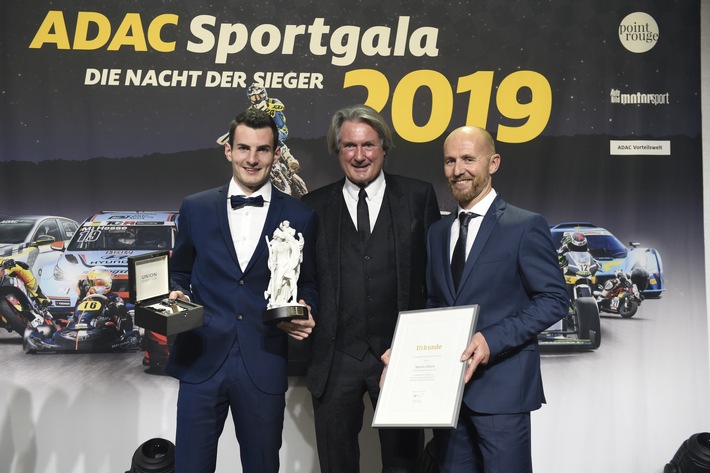 Dennis Ullrich (Ehrung Motorsportler des Jahres / Christophorus und Uhr von UNIONGLASHUTTE ), Hermann Tomczyk (ADAC Sportprasident), Laudator: Bernd EckenbachADAC Sportgala 2019 in der ADAC Zentrale in München am 13.12.2019AGENCY PEOPLE IMAGE (c) Michael Tinnefeld Weiterer Text über ots und www.presseportal.de/nr/7849 / Die Verwendung dieses Bildes ist für redaktionelle Zwecke honorarfrei. Veröffentlichung bitte unter Quellenangabe: “obs/ADAC/API (c) Michael Tinnefeld”