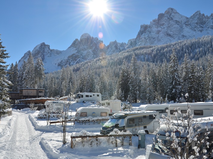 Camping mach auch im Winter Spaß. Weiterer Text über ots und www.presseportal.de/nr/122834 / Die Verwendung dieses Bildes ist für redaktionelle Zwecke honorarfrei. Veröffentlichung bitte unter Quellenangabe: “obs/ADAC SE/PiNCAMP”