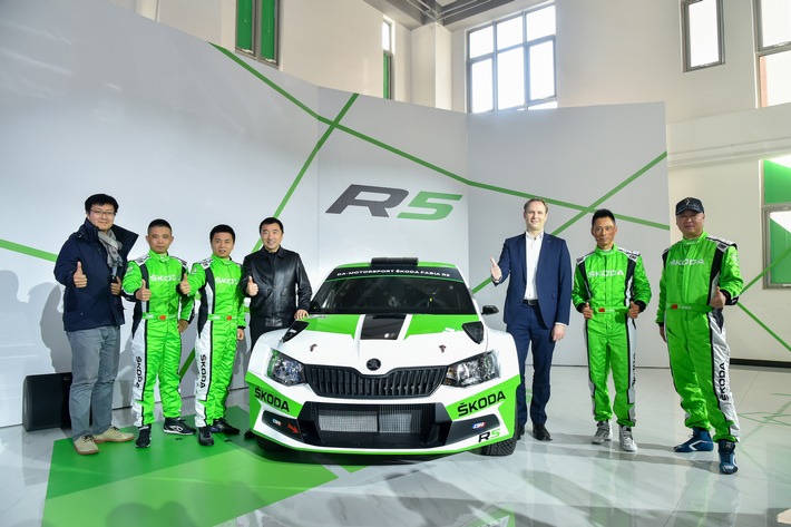 Premiere im Reich der Mitte: Erstmals setzt ein chinesisches Team den SKODA FABIA R5 bei Rallyes ein / SKODA in der Chinesischen Rallye-Meisterschaft: Dr. Ralf Hanschen, Präsident von SKODA China, Chen De’an (Leiter von DA-Motorsport) und Zhang Tao (Generalsekretär des Chinesischen Automobil- und Motorrad-Sport-Verbandes CAMF) bei der Präsentation des DA-Motorsport ŠKODA FABIA R5 Rallye Teams. Weiterer Text über ots und www.presseportal.de/nr/28249 / Die Verwendung dieses Bildes ist für redaktionelle Zwecke honorarfrei. Veröffentlichung bitte unter Quellenangabe: “obs/Skoda Auto Deutschland GmbH”