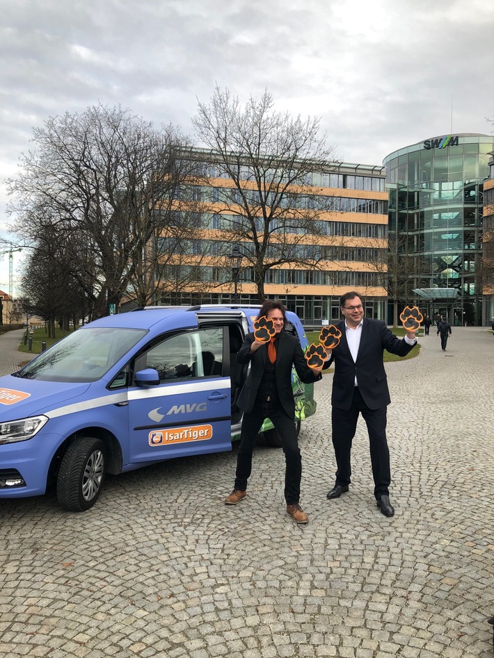 Projektleiter Andreas Steinbeißer (MVG, links) und Ingo Wortmann, Vorsitzender der MVG-Geschäftsführung, freuen sich über den Start des ParkstadtTigers. / Ridepooling-Mobilitätsmacher im Münchner Norden: MVG ParkstadtTiger ist gestartet / Weiterer Text über ots und www.presseportal.de/nr/121413 / Die Verwendung dieses Bildes ist für redaktionelle Zwecke honorarfrei. Veröffentlichung bitte unter Quellenangabe: “obs/door2door/MVG”