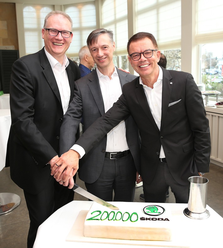 Über 200.000 neu zugelassene SKODA in Deutschland 2019: Frank Jürgens, Sprecher der Geschäftsführung von SKODA AUTO Deutschland (l.), Marek Balon, Geschäftsführer von SKODA AUTO Deutschland (Mitte) und Stefan N. Quary, Vertriebsleiter SKODA AUTO Deutschland (r.) freuen sich über das Rekordergebnis. Weiterer Text über ots und www.presseportal.de/nr/28249 / Die Verwendung dieses Bildes ist für redaktionelle Zwecke honorarfrei. Veröffentlichung bitte unter Quellenangabe: “obs/Skoda Auto Deutschland GmbH”